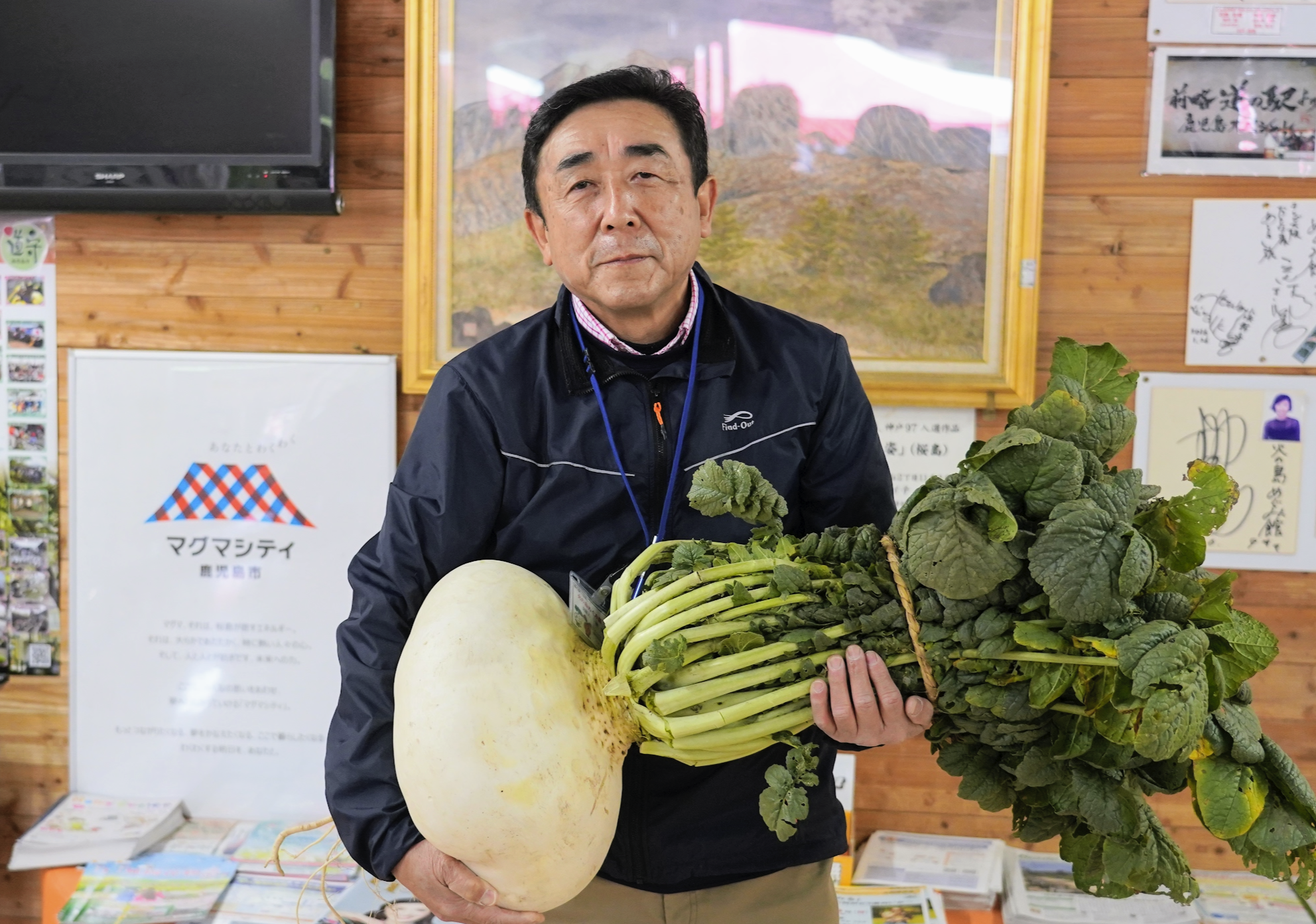 桜島大根を抱える道の駅桜島の支配人さん